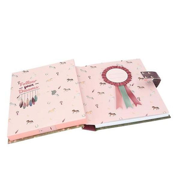 Pentru g&acirc;nduri &537;i vise secrete jurnalul de la Miss Melody &icirc;n tonuri calde de roz &537;i ro&537;u are o copert&259; vis&259;toare cu doi cai &icirc;ntr-o paji&537;te &icirc;nflorit&259; la apus Interiorul jurnalului este de asemenea ilustrat cu dragoste &537;i are 80 de pagini liniate fin Jurnalul &nbsp;se deschide doar atunci c&acirc;nd este introdus codul corect din patru cifre reglabil personal Hitul lui Taylor Swift &bdquo;Wildest Dreams&rdquo; canta 