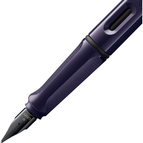 LAMY Safari a fost un clasic &icirc;ndr&259;git &icirc;nc&259; de la lansarea sa &icirc;n anii 1980 &537;i se bucur&259; de un statut de cult atipic pentru un instrument de scris Nenum&259;rate culori &537;i edi&539;ii speciale &icirc;n continu&259; schimbare fac inimile s&259; bat&259; mai repede - fie c&259; este vorba de penar fie de colec&539;ia atent selec&539;ionat&259; de stilouri LAMY Safari este mai mult dec&acirc;t suma detaliilor sale este 