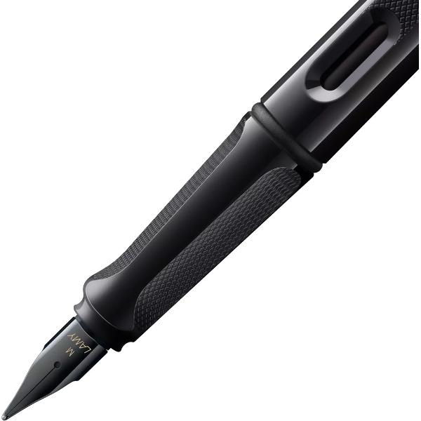 LAMY Safari a fost un clasic &icirc;ndr&259;git &icirc;nc&259; de la lansarea sa &icirc;n anii 1980 &537;i se bucur&259; de un statut de cult atipic pentru un instrument de scris Nenum&259;rate culori &537;i edi&539;ii speciale &icirc;n continu&259; schimbare fac inimile s&259; bat&259; mai repede - fie c&259; este vorba de penar fie de colec&539;ia atent selec&539;ionat&259; de stilouri LAMY Safari este mai mult dec&acirc;t suma detaliilor sale este 