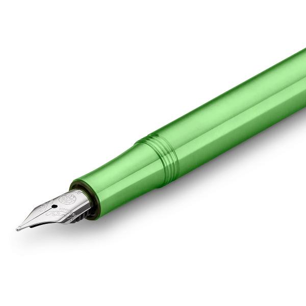 Minimalismul &icirc;nt&acirc;lne&537;te verdele saturatLiliput este unul dintre cele mai vechi modele Kaweco &Icirc;n 1908 fascina deja cu designul s&259;u simplu care era fabricat pe atunci din ebonit&259; Kaweco Liliput este &icirc;nc&259; alc&259;tuit din doar trei p&259;r&539;i capacul &539;eava &537;i sec&539;iunea frontal&259;&Icirc;n armonie cu trezirea prim&259;verii &537;i cu r&259;s&259;ritul naturii stiloul Kaweco Liliput se prezint&259; 
