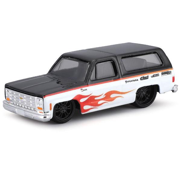 Set Elite Transport Camion Transportator si Masinuta Metalica scara 1 la 64 conceput pentru colectionari si pasionatii de vehicule clasice dar si pentru copii care apreciaza jocul realist Include un camion de tractare si un autoturism ambele realizate din metal cu elemente din plastic pentru un echilibru optim intre rezistenta si detaliu Modelul impresioneaza prin finisaje atent realizate detalii autentice si elemente functionale care reproduc fidel scenarii reale de transport si 