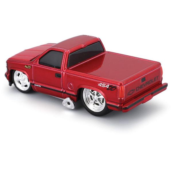Set Muscle Transports Camion Si Masinuta Metalica Scara 1 la 64 de colectie conceput pentru pasionatii de vehicule clasice si pentru copii care apreciaza jocul realist Produsul include un camion transportor si un vehicul incarcat ambele fabricate din metal cu detalii din plastic oferind rezistenta si un aspect autentic Designul este inspirat din modele auto clasice cu finisaje atent lucrate elemente grafice vintage si roti functionale care permis rularea usoara Setul reproduce fidel 
