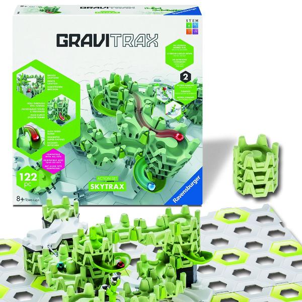 GraviTrax Skytrax noi inaltimi noi trucuri si posibilitati nelimitate de constructie Acest set inovator aduce in lumea constructiilor cu bile o noua dimensiune a distractiei Datorita placilor special concepute Skytrax bilele pot cadea prin elemente pot fi capturate si apoi conectate in poduri spectaculoase Sistemul permite construirea unor structuri mai inalte mai dinamice si mai creative in care bilele aluneca se rotesc si accelereaza in jurul unor turnuri impresionante Skytrax 