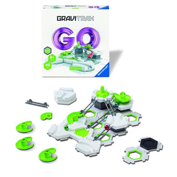 Descopera lumea fascinanta GraviTrax cu setul de constructie Rotativ conceput pentru realizarea unor trasee spectaculoase pentru bile Cele 40 de piese permit construirea unui circuit dinamic prevazut cu elemente rotative care schimba directia si adauga mai multa actiune fiecarei curse Copiii pot experimenta cu gravitatia viteza si miscarea dezvoltandu-si gandirea logica creativitatea si abilitatile de rezolvare a problemelor Setul reprezinta o introducere potrivita in universul GraviTrax 
