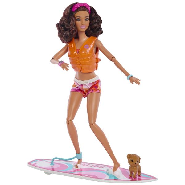 Sa inceapa distractia pe apa Copiii se pot juca cea mai buna zi pe plaja cu aceasta papusa Barbie Ea vine cu o placa de surf un catelus si accesorii realiste de distractie la plajaPlaca de surf cu imprimeu groovy tine papusa in loc cu cleme pentru picioare si o curea de glezna in timp ce ea calatoreste pe valuriPapusa Barbie poarta o tinuta sportiva de inot cu bentita si vine la pachet impreuna cu un catel jucausEa este super entuziasmata de distractie la soare cu un corp care permite 