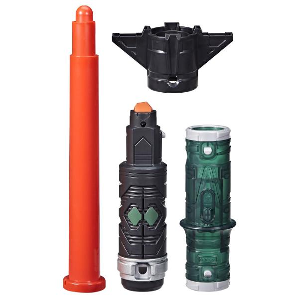 Copiii isi pot imagina propriile dueluri de rol cu sabiile laser Lightsaber Forge cu lame extensibile inspirate din Galaxia Star Wars Copiii cu varsta de 4 ani si peste pot crea o sabie laser si isi pot imagina batalii cu jucarii de rol personalizabile inspirate de armele Jedi si Sith din Galaxia Star Wars Foloseste lama capacul husa si miezul incluse pentru a crea o sabie laser si imagineaza-ti cum valorifica puterea Fortei in timp ce lupta in dueluri cu sabii laser Si cu piese 