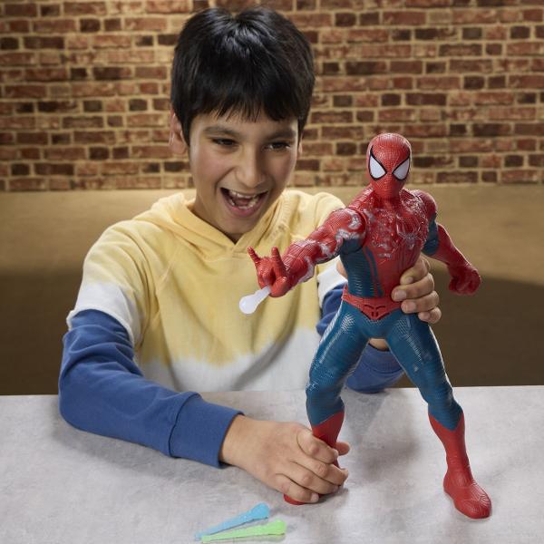 Setul Spider Man Incarcare de Putere aduce actiunea inspirata din universul Marvel direct in joaca celor mici printr-o figurina Spider Man de dimensiuni mari de aproximativ 365 cm Figurina are un design detaliat cu elemente inspirate de costumul eroului si functii interactive care transforma fiecare aventura intr-o experienta dinamica Setul include accesorii speciale pentru activarea diferitelor efecte de putere permitand copiilor sa recreeze scene spectaculoase si propriile misiuni de 