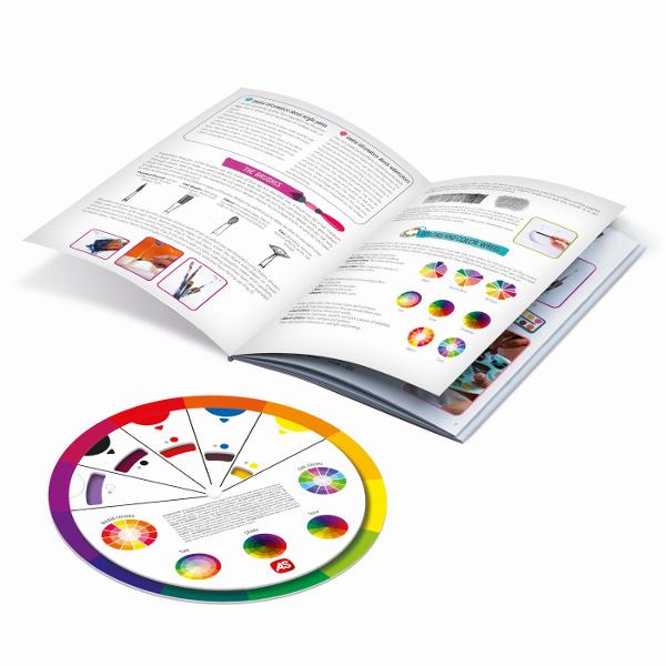 Mega Art Studio 5 in 1 este un set creativ complet ideal pentru copiii pasionati de desen si pictura oferind tot ce au nevoie pentru a-si dezvolta imaginatia si talentul artistic Setul include un seulet tip valiza usor de transport si depozitat 3 tehnici de pictura diferite si aproximativ 60 de accesorii pentru realizarea propriilor opere de arta In interior vei gasi pensule acuarele culorile creioane ghid ilustrat de pictura si roata educationala a culorilor elemente care ii ajuta pe 