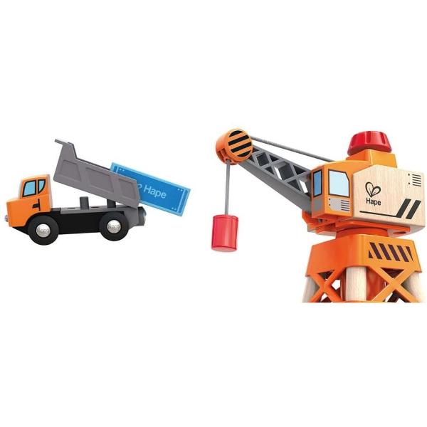 Macara turn Hape cu camion si incarcatura de lemn magnetica Roteste butonul de pe aceasta macara turn pentru a ridica incarcaturile magnetice sau pentru a le descarca Bratul macaralei se roteste 360 de grade in timp ce se aud click-urile axului Picioarele macaralei sunt departate suficient pentru a trece sina de lemn printre ele si trenuletul Macaraua Hape vine impreuna cu o bascultanta cu incarcatura magnetica Jucariile sunt realizate din lemn folosind materiale ecologice vopsite in 