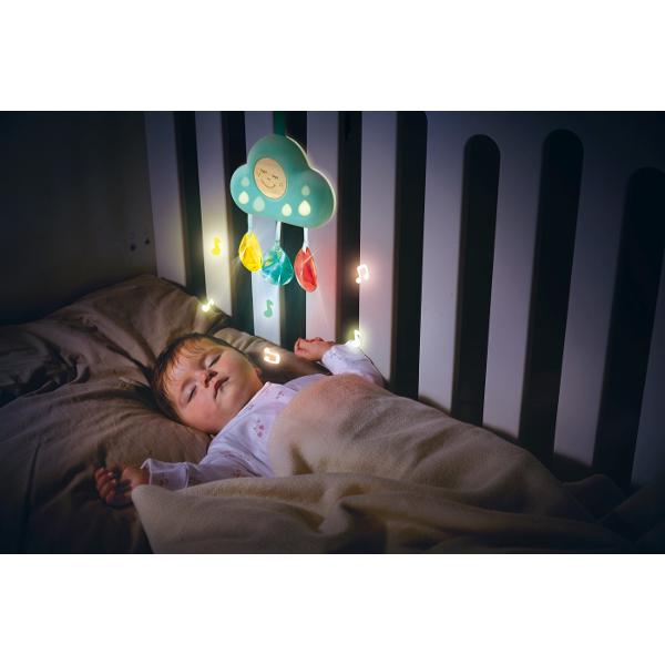 Ajuta-i pe micutii tai sa doarma linistiti cu aceast minunat norisor musical cu lumina Dispune de trei picaturi de ploaie agatate care va permit sa modificati setarile de iluminare si sa selectati intre 10 piese audio inclusiv opt melodii blande si batai de inima linistitoare si sunete de ploaie Dispune de un cronometru si un senzor care va activa norul daca bebelusul tau se trezeste plangand Se ataseaza usor de un patut patut sau carucior Trageti de picatura galbena de ploaie pentru a 