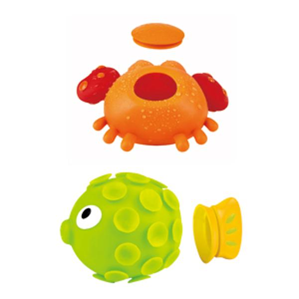 Acest dragut crab si peste au un secret nebanuit Daca le umpleti cu apa si le strangeti vor stropi cu apa Aduce distractie stralucitoare in timpul baii Strangeti jucariile pentru a elibera aerul din interior si umpleti cu apa Aduceti-le la suprafata si strangeti din nou si apa se va pulveriza afara Rotiti ghearele crabului pentru a schimba directia de pulverizare Scoateti dopul din coada si spatele crabului pentru a curata Jucarii de baie din silicon si ABS Cu ajutorul ventuzele pestilor 
