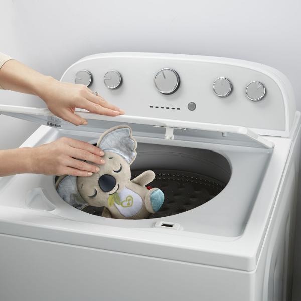 Ofera-i bebelusului tau clipe de liniste si confort cu jucaria Fisher Price On-the-Go Koala Soother Acest plus moale si prietenos reda peste 20 de minute de muzica si sunete linistitoare perfecte pentru somn sau relaxare Koala are un design adorabil usor de atasat la carucior sau geanta astfel incat poate insoti copilul oriunde Materialul delicat este sigur pentru bebelusi facand din aceasta jucarie un cadou ideal inca din primele luni de viata Functioneaza cu 2 baterii AA incluse 