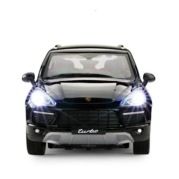 Copilul dumneavoastra se poate juca in voie cu masina cu telecomanda Porsche Cayenne Turbo scara 1 la 14 oferita de brandul international Rastar Nicio cursa nu este imposibil de castigat cu acesta masinuta replica oficiala cu licenta a modelului original construita cu mare atentie la detalii Masinuta are proportiile ideale pentru momente pline de distractie si amuzament avand dimensiunile in centimetri dupa cum urmeaza  346139122Masinuta functioneaza pe frecventa de 24GAlimentarea 