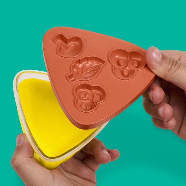 Setul Play-Doh Pizza si Milkshake ii invita pe cei mici sa creeze preparate colorate si amuzante din plastilina Copiii pot modela o felie de pizza pot adauga diferite toppinguri si pot realiza un milkshake decorat dupa propria imaginatie Accesoriile incluse stimuleaza joaca de rol creativitatea si indemanarea oferind multiple posibilitati de combinare si decorare Setul contine plastilina Play-Doh in mai multe culori cu o cantitate totala de aproximativ 113 g si este recomandat copiilor 