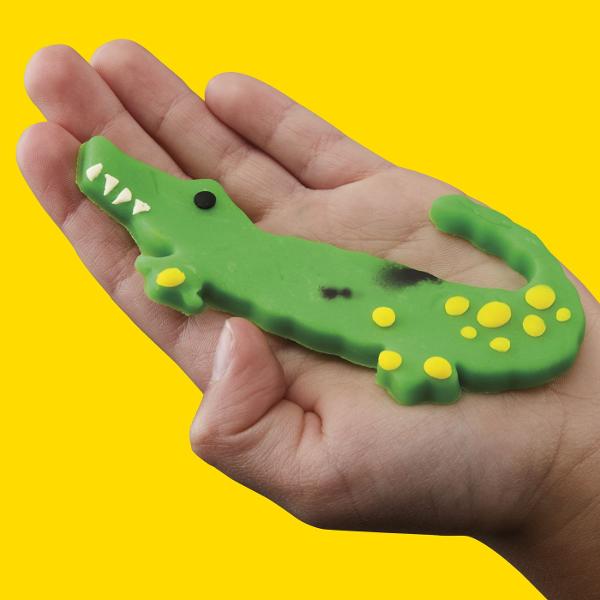 Setul Play-Doh Forme este ideal pentru primele activitati creative cu plastilina oferind copiilor posibilitatea de a modela presa si decupa diferite forme intr-un mod distractiv Setul include forme geometrice si accesorii de modelaj precum si plastilina Play-Doh in 6 culori cu o cantitate totala de 170 g Joaca ajuta la dezvoltarea creativitatii coordonarii mana-ochi si motricitatii fine incurajand copiii sa combine culorile si sa creeze propriile modele Recomandat copiilor cu varsta de 