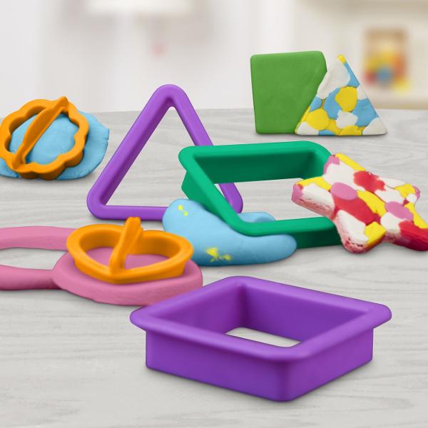 Setul Play-Doh Forme este ideal pentru primele activitati creative cu plastilina oferind copiilor posibilitatea de a modela presa si decupa diferite forme intr-un mod distractiv Setul include forme geometrice si accesorii de modelaj precum si plastilina Play-Doh in 6 culori cu o cantitate totala de 170 g Joaca ajuta la dezvoltarea creativitatii coordonarii mana-ochi si motricitatii fine incurajand copiii sa combine culorile si sa creeze propriile modele Recomandat copiilor cu varsta de 