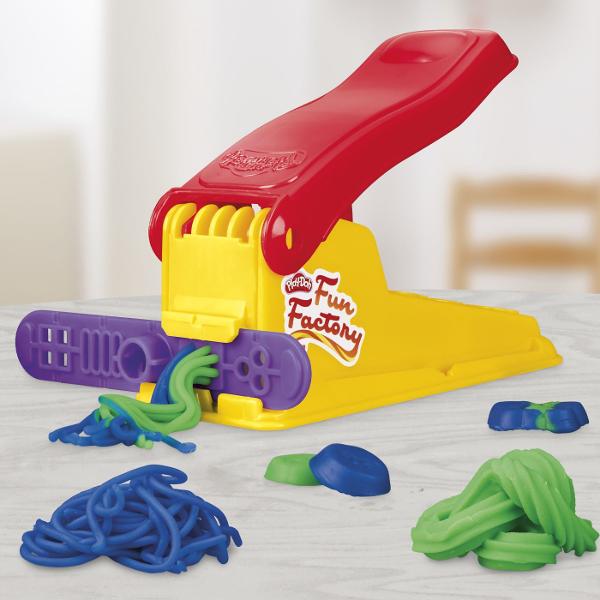 Setul Play-Doh Mini ofera copiilor o modalitate distractiva de a modela si crea diferite forme din plastilina Cu ajutorul presei si al accesoriilor incluse plastilina poate fi presata prin diverse sabloane pentru a obtine modele forme si decoratiuni variate Setul include 2 recipiente cu plastilina Play-Doh in culori diferite cu o cantitate totala de 113 g precum si accesorii pentru modelare si decupare Activitatea stimuleaza creativitatea imaginatia indemanarea si motricitatea fina 