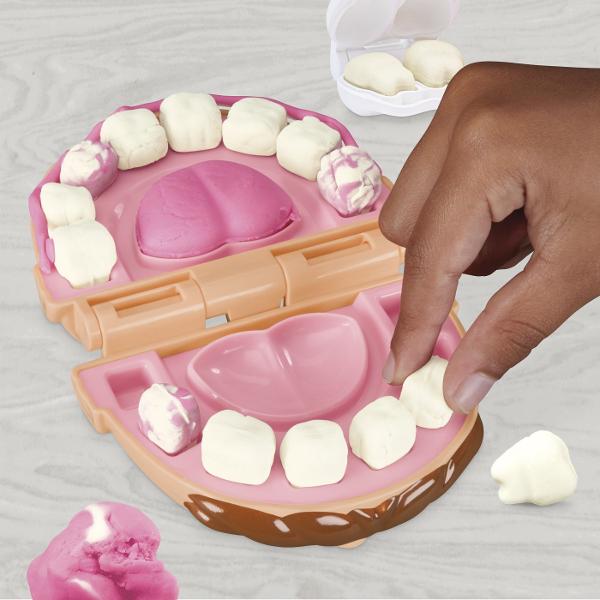 Setul Play-Doh Mini ofera copiilor o modalitate distractiva de a modela si crea diferite forme din plastilina Cu ajutorul presei si al accesoriilor incluse plastilina poate fi presata prin diverse sabloane pentru a obtine modele forme si decoratiuni variate Setul include 2 recipiente cu plastilina Play-Doh in culori diferite cu o cantitate totala de 113 g precum si accesorii pentru modelare si decupare Activitatea stimuleaza creativitatea imaginatia indemanarea si motricitatea fina 