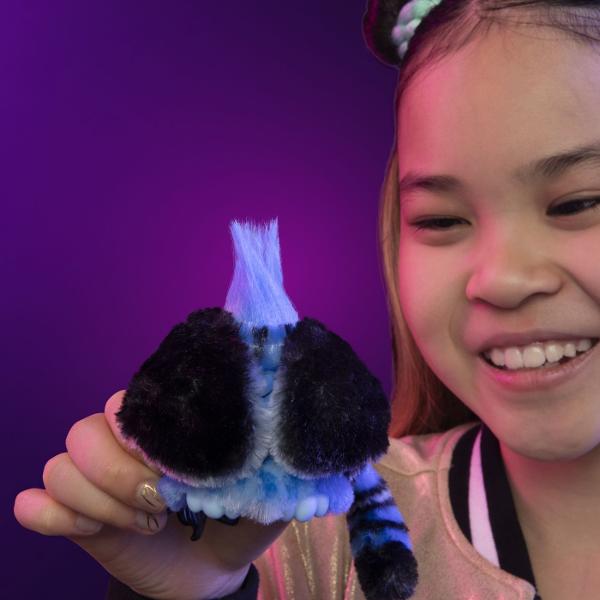 Descopera universul K Pop Vanatorii de Demoni alaturi de Furby Furblets Derpy Tiger o jucarie interactiva de dimensiuni compacte inspirata de simpaticul personaj din filmul Netflix KPop Demon Hunters Prin apasarea diferitelor zone interactive Furblet-ul poate reda peste 45 de sunete si melodii oferind o experienta de joaca distractiva si variata Designul combina aspectul caracteristic Furby cu elementele distinctive ale personajului Derpy Tiger fiind potrivit atat pentru joaca cat si 