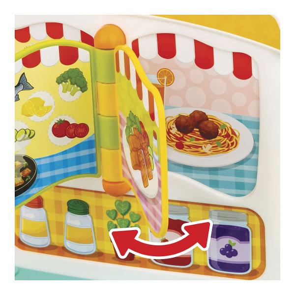Jucarie Bucatarie Interactiva este un centru de joaca pentru micii bucatari conceput pentru jocuri de rol si activitati interactive Jucaria include o carte cu retete si ustensile pentru gatit astfel incat copilul poate imita pregatirea diferitelor preparate Rotirea butonului de temperatura activeaza o lumina intermitenta iar cele 3 butoane interactive ajuta la descoperirea diferitelor forme si alimente Robinetul poate fi rotit pentru a reda sunete realiste de apa iar bucataria include si 