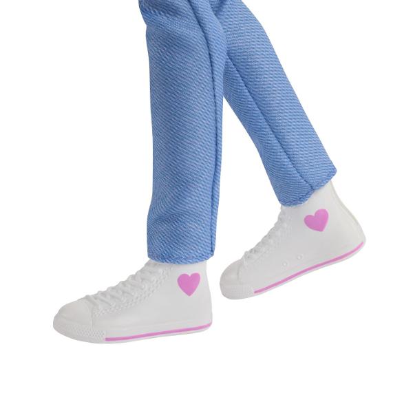 Figurina Jinu din K Pop Vanatori de Demoni este inspirata de personajul din grupul Saja Boys din universul Netflix KPop Demon Hunters Figurina are aproximativ 30 cm inaltime este articulata si poate fi pozitionata in diferite ipostaze pentru joaca sau expunere Jinu poarta o tinuta inspirata din aparitia sa &bdquoSoda Pop&rdquo cu camasa deschisa peste tricou pantaloni si accesorii tematice Setul include si accesorii suplimentare precum o pereche de ochelari un recipient si maini 