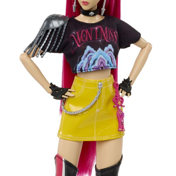 Figurina Mira din K Pop Vanatori de Demoni este inspirata de personajul din grupul HUNTRX din universul Netflix KPop Demon Hunters Figurina are aproximativ 30 cm inaltime este articulata si poate fi pozitionata in diferite ipostaze pentru joaca sau expunere Mira poarta tinuta inspirata din momentul &bdquoHow It&39s Done&rdquo cu par lung roz tricou negru fusta galbena si cizme iar setul include si arma sa caracteristica pentru recrearea scenelor de actiune din film 