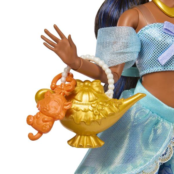 Papusa Printesa Jasmine din colectia Disney Princess este inspirata de indragitul personaj din povestea Aladdin Jasmine poarta o tinuta eleganta in nuante de turcoaz cu pantaloni largi top decorativ si detalii stralucitoare completata de parul lung si accesoriile specifice personajului Papusa are aproximativ 22 cm inaltime si este insotita de accesorii tematice care completeaza experienta de joaca Copiii pot recrea scene inspirate din povestea Disney sau pot inventa propriile aventuri 