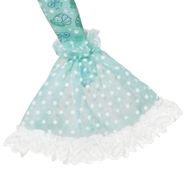 Papusa Ariel din colectia Disney Princess este inspirata de indragitul personaj din povestea Mica Sirena Papusa are aproximativ 23 cm inaltime si poarta o tinuta in nuante de mov si turcoaz cu detalii inspirate de lumea subacvatica Parul lung roscat si accesoriile tematice completeaza aspectul specific personajului Ariel Papusa este potrivita pentru recrearea scenelor preferate din povestea Disney si pentru inventarea unor noi aventuri pline de imaginatie Inaltime papusa aproximativ 23 cm 