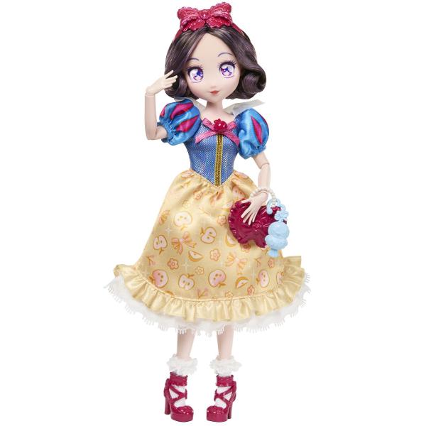 Papusa Alba Ca Zapada din colectia Disney Princess este inspirata de indragitul personaj din povestea clasica Disney Papusa are aproximativ 22 cm inaltime si poarta tinuta emblematica in nuante de albastru galben si rosu completata de bentita decorativa si detalii elegante Designul delicat si accesoriile tematice permit recrearea scenelor preferate din poveste si inventarea unor noi aventuri alaturi de Alba Ca Zapada Inaltime papusa aproximativ 22 cm Varsta recomandata 3 ani