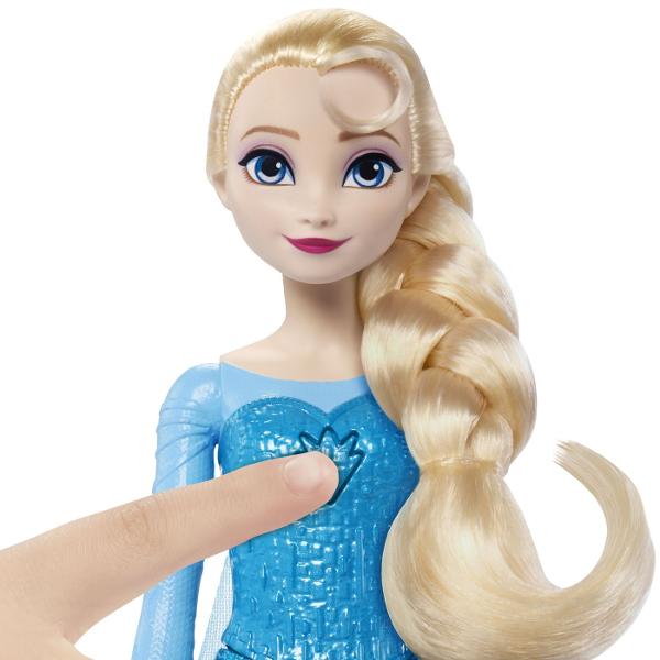 Papusa Elsa din Disney Frozen aduce magia Regatului de Gheata intr-o versiune interactiva cu muzica si efecte luminoase Prin apasarea zonei indicate pe piept papusa activeaza o melodie si lumini care pun in valoare tinuta inspirata de personajul Elsa Papusa poarta o rochie eleganta in nuante de albastru cu detalii stralucitoare si motive inspirate de gheata si fulgi de zapada Parul blond impletit lateral completeaza aspectul emblematic al personajului Este potrivita pentru recrearea 