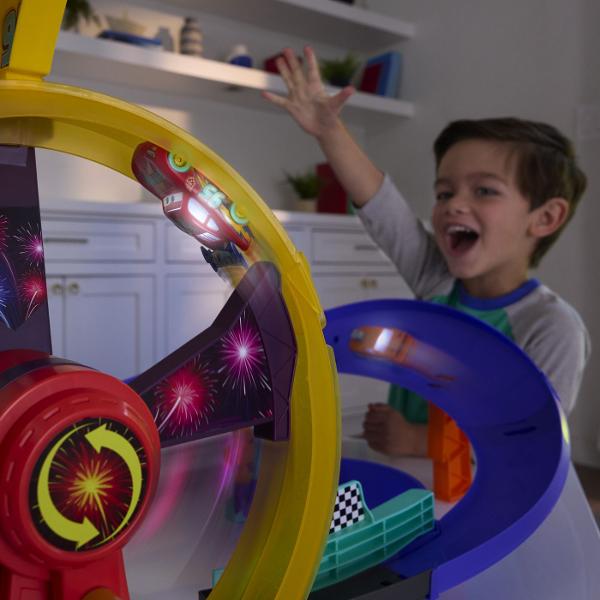 Pista de curse Disney Pixar Cars Celebration Raceway aduce actiunea si viteza din lumea Cars intr-un set de joaca spectaculos Copiii il pot lansa pe Fulger McQueen pe traseu cu ajutorul mecanismului de propulsie actionat manual si il pot trimite prin bucla centrala iluminata pentru curse pline de dinamism Setul include o masinuta Fulger McQueen si o pista cu lungimea de aproximativ 53 cm prevazuta cu elemente inspirate din Radiator Springs si zona Flo&39s V8 Cafe Masinuta inclusa poate 