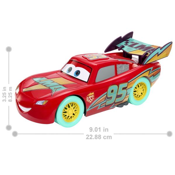 Masinuta Fulger McQueen din universul Disney Pixar Cars aduce cursele si aventurile personajului preferat direct in joaca celor mici Vehiculul este prevazut cu lumini si peste 10 sunete care pot fi activate pentru o experienta de joaca mai interactiva si mai distractiva Designul reproduce aspectul binecunoscut al lui Fulger McQueen cu numarul 95 si elementele grafice inspirate din film Masinuta este potrivita pentru joaca de rol curse si recrearea scenelor preferate din Cars Functii 
