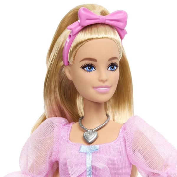Papusa Clara din colectia Barbie Spargatorul de Nuci este inspirata de povestea clasica si de universul Barbie in the Nutcracker Clara poarta o rochie eleganta de balerina in nuante de roz cu detalii delicate maneci transparente si accesorii asortate completate de pantofi de balet Papusa este prevazuta cu functie de miscare a picioarelor pentru a recrea pozitii si miscari de balet iar setul include si un accesoriu tematic Spargator de Nuci Este potrivita pentru joaca de rol povesti 