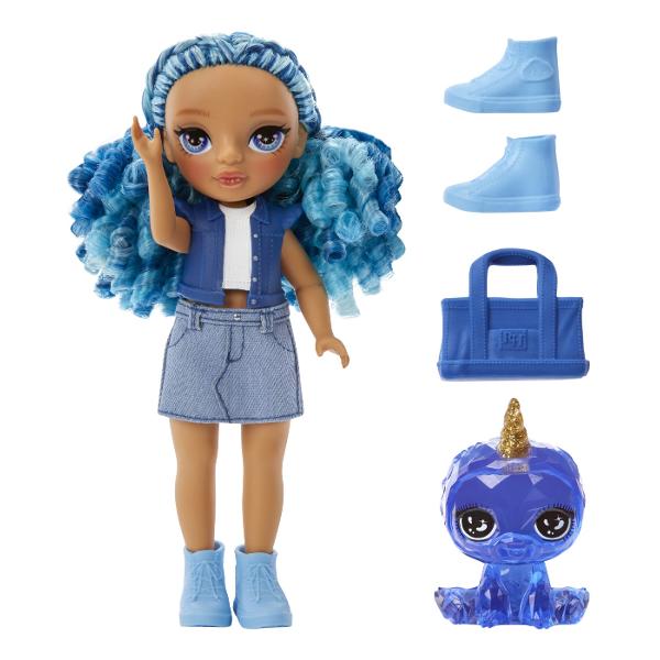 Descopera papusa Sapphire Bradshaw sora mai mica a lui Skyler Bradshaw parte din seria Rainbow High LittlesIncepe sa creezi povesti cu surorile mai mici ale papusilor tale Rainbow High preferate Sapphire Bradshaw este energetica extrovertita increzatoare si uneori impulsiva Cu ajutorul surorii ei mai mari gaseste intotdeauna drumul cel bunSapphire Bradshaw are un stil unic Este imbracata din cap pana in picioare in denim albastru cu o fusta din denim moale si o jacheta modelata din 