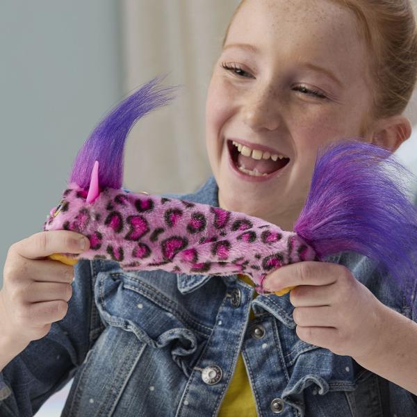 Jucarie interactiva din gama Furby Furblets KITT EE  conceputa pentru distractie muzicala si interactiune dinamica Produsul are un design compact si colorat cu blanita moale si detalii expresive fiind usor de transport si utiliza oriunde Jucaria este echipata cu peste 45 de sunete si efecte muzicale oferind o experienta variata prin activarea diferitelor functii Interactioneaza prin atingere si manipulare raspunzand cu sunete amuzante si melodii stimuland imaginatia si curiozitatea 