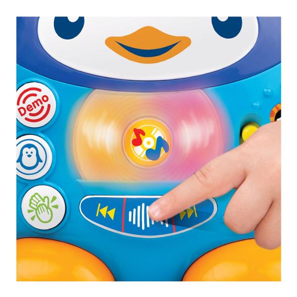 Player Muzical Pinguin este o jucarie muzicala interactiva prevazuta cu microfon functional ideala pentru momente de cantat si joaca Microfonul include un efect amuzant de ecou iar luminile LED clipesc in timpul redarii muzicii Playerul reda melodii vesele si sunete de aplauze iar efectele sonore cu animale pot fi adaugate peste melodii pentru o experienta de joaca mai distractiva Jucaria este prevazuta cu functii pentru trecerea la melodia urmatoare sau revenirea la cea anterioara 