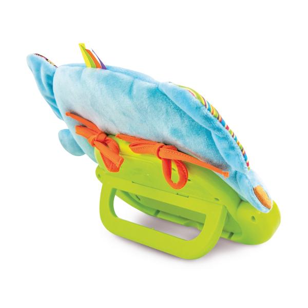Prietenul Elefant Winfun este o jucarie semi-moale conceputa pentru a stimula simturile si a incuraja jocul interactiv al bebelusilor Cu urechi fosnitoare care produc sunete placute aceasta jucarie va capta atentia micutului tau Elefantul dispune de doua moduri de joc Modul Zi care ofera distractie prin sunete vesele si interactive si Modul Noapte care adauga melodii linistitoare pentru a crea o atmosfera calmanta inainte de culcare Jucaria include o oglinda sigura pentru bebelusi care 