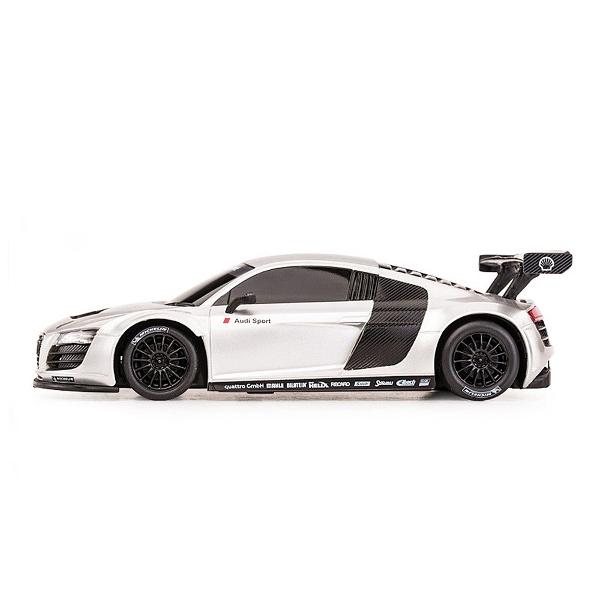Copilul dumneavoastra se poate juca in voie cu masina cu telecomanda Audi R8 scara 1 la 24 oferita de brandul international Rastar Nicio cursa nu este imposibil de castigat cu acesta masinuta replica oficiala cu licenta a modelului original construita cu mare atentie la detalii Masinuta are proportiile ideale pentru momente pline de distractie si amuzament avand dimensiunile in centimetri dupa cum urmeaza  178683Masinuta functioneaza pe frecventa de 24GAlimentarea se face astfel  
