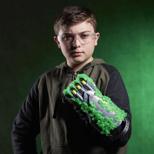 Nerf Blaster Avengers Doomsday Doctor Doom aduce actiunea inspirata din universul Marvel direct in timpul de joaca Blasterul are un design spectaculos inspirat de Doctor Doom si este prevazut cu elemente decorative verzi care creeaza un efect vizual distinct Modelul este conceput pentru jocuri de rol si confruntari imaginative permitand copiilor sa recreeze scene inspirate din Avengers Doomsday sau sa inventeze propriile misiuni Blasterul include 3 proiectile Nerf si este realizat intr-un 