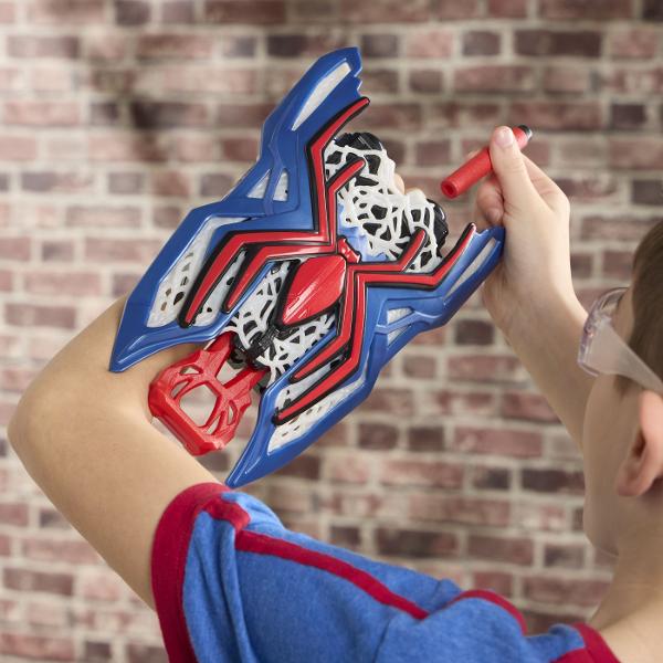 Nerf Blaster Spider Man este o jucarie de actiune inspirata din universul Marvel Spider Man conceputa pentru aventuri dinamice si jocuri de rol pline de imaginatie Blasterul se poarta pe mana si are un design spectaculos inspirat de echipamentul eroului Spider Man permitand copiilor sa recreeze scene de actiune si sa inventeze propriile misiuni Modelul dispune de elemente decorative care stralucesc in intuneric oferind un efect vizual deosebit in timpul jocului Sistemul de lansare permite 