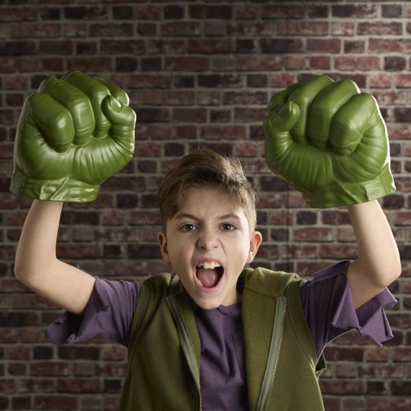 Marvel Spider-Man Pumnii lui Hulk este un set de joaca inspirat de forta impresionanta a lui Hulk conceput pentru copiii care iubesc aventurile cu supereroi si jocurile de rol pline de actiune Setul include doi pumni supradimensionati realizati din material moale cu aspect inspirat de mainile lui Hulk Copiii ii pot purta pentru a recrea scene de lupta si aventuri din universul Marvel sau pentru a inventa propriile povesti de supereroi Designul mare si forma specifica fac jocul spectaculos 