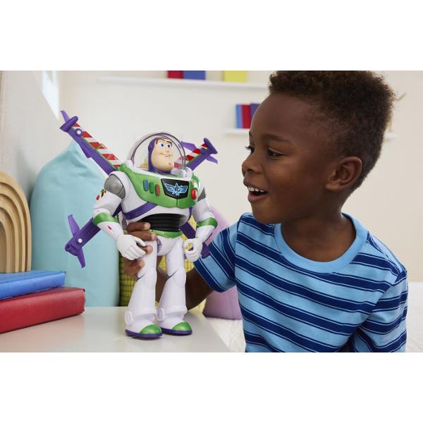 Figurina Buzz Lightyear din Toy Story 5 este inspirata de celebrul personaj Disney Pixar si reda costumul sau emblematic de Space Ranger in nuante de alb verde si mov Figurina are aproximativ 30 cm inaltime este articulata si poate fi pozitionata in diferite ipostaze pentru joaca si recrearea scenelor preferate din film Prin apasarea butonului figurina activeaza sunete si replici iar modul de zbor adauga un plus de dinamism aventurilor imaginare Designul detaliat si functiile interactive 