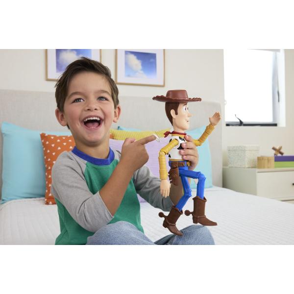 Figurina Woody din Toy Story 5 este inspirata de indragitul personaj Disney Pixar si reda tinuta sa clasica de cowboy cu palarie maro camasa galbena vesta alb-negru esarfa rosie si cizme Figurina are aproximativ 30 cm inaltime este articulata si include functii interactive Prin tragerea snurului din spate Woody activeaza sunete si replici iar mecanismul de miscare adauga un plus de dinamism in timpul jocului Copiii pot recrea scene inspirate din Toy Story 5 si pot inventa propriile 
