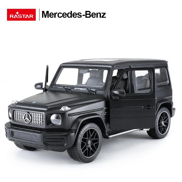 Copilul dumneavoastra se poate juca in voie cu masina cu telecomanda Mercedes Benz G63 scara 1 la 14 oferita de brandul international Rastar Nicio cursa nu este imposibil de castigat cu acesta masinuta replica oficiala cu licenta a modelului original construita cu mare atentie la detalii Masinuta are proportiile ideale pentru momente pline de distractie si amuzament avand dimensiunile in centimetri dupa cum urmeaza  323148139Masinuta functioneaza pe frecventa de 24GAlimentarea se 