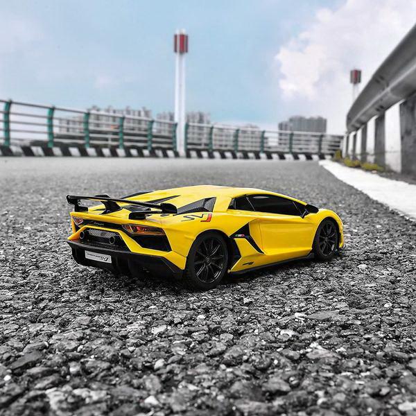 Copilul dumneavoastra se poate juca in voie cu masina cu telecomanda Lamborghini Aventador SVJ scara 1 la 24 oferita de brandul international Rastar Nicio cursa nu este imposibil de castigat cu acesta masinuta replica oficiala cu licenta a modelului original construita cu mare atentie la detalii Masinuta are proportiile ideale pentru momente pline de distractie si amuzament avand dimensiunile in centimetri dupa cum urmeaza  1899252Masinuta functioneaza pe frecventa de 