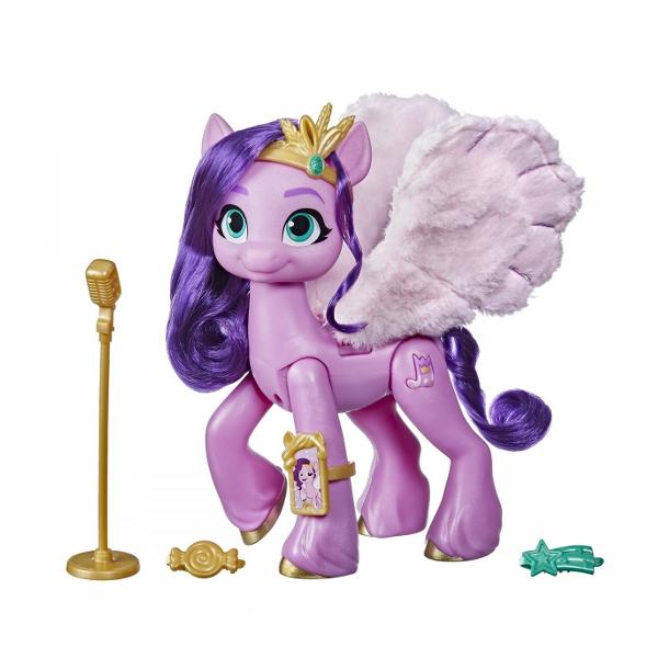 Faceti cunostinta cu Princess Petals un Pegasus din Zephyr Heights Princess Petals este o vedeta pop stilata si talentata Imaginati-va cum canta la Gala Regala inspirata de filmul My Little Pony A New Generation Include o figura ponei roz Princess Petals de 15cm cu o nota muzicala  Parul moale mov al poneiului este ondulat in stilul ei caracteristic De asemenea are muzica si miscare Apasati-i pe nota muzicala pentru a o auzi fredonand o parte din cantecul ei &bdquoGlowing 