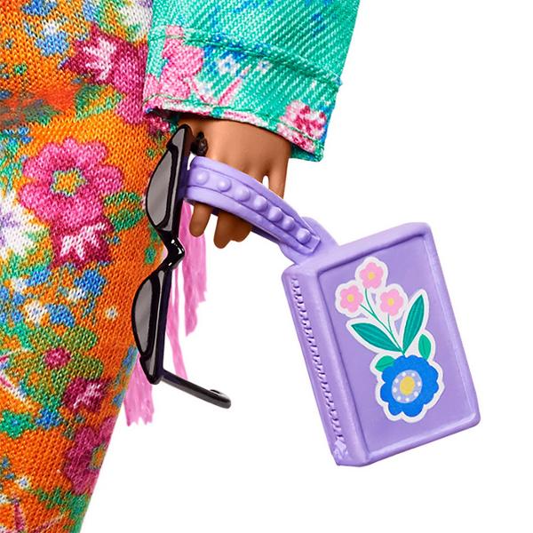 Papusile Barbie Extra etaleaza tinute indraznete si culori vii si iau atitudine Fiecare papusa Barbie are propriul stil jucaus si exagerat Iar animalele lor de companie fiecare diferit si adorabil au si ele o personalitate puternica Barbie Extra permite copiilor sa exploreze exprimarea de sine prin stil si ofera o experienta de moda si stilizare captivanta cu papusi articulate Fiecare papusa reprezinta distractie cu moda cu sclipici ursuleti gumati emoji si par distinctiv aducand un 