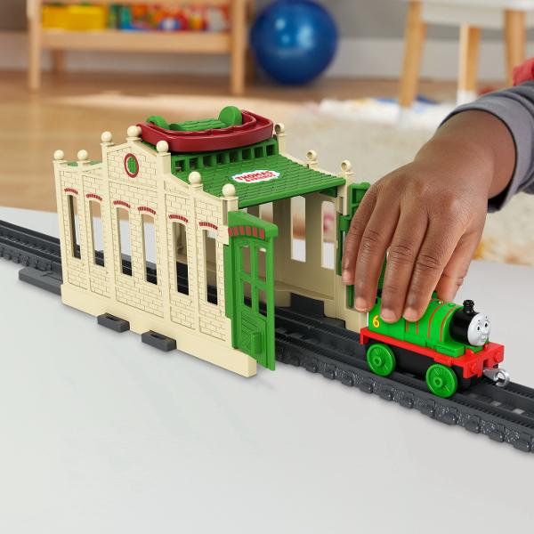 Micii mecanici de locomotiva pot construi propriul depou Tidmouth acasa cu depourile Thomas & Friends™ Connect & Go de la Fisher-Price® Fiecare depou se conecteaza cu usurinta la orice set de sine Thomas & Friends™ este furnizat cu o locomotiva din metal care reprezinta un membru diferit al „Echipei aburilor” si poate fi luat oriunde Seturile de sine se vand separat Colectionati toate depourile Connect & Go si conectati-le pentru a recrea 