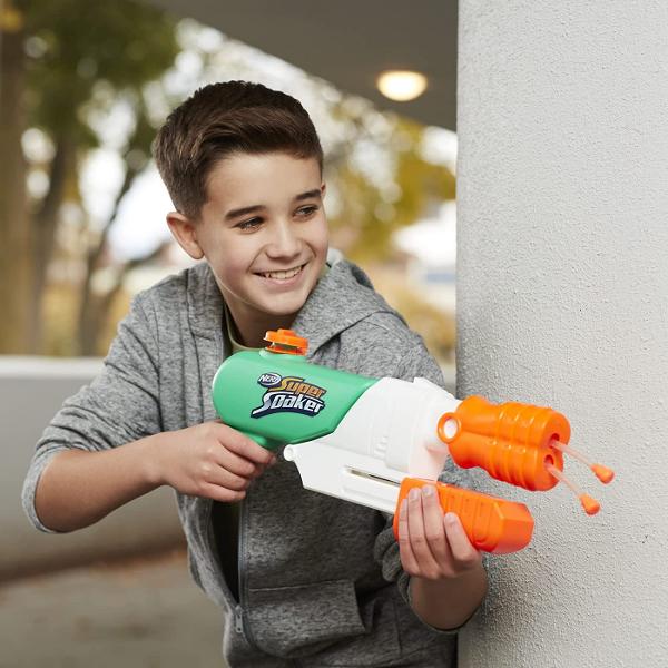 Blasterul de apa Nerf Super Soaker Hydro Frenzy are 2 tuburi in teava si duza reglabila pentru a schimba modul in care apa este aruncata din tuburi pentru distractie nebuna 3-in-1 cu apa din belsug Dezlantuie 2 jeturi paralele din blaster trage de duza inapoi pana la jumatate pentru a lansa 2 jeturi consistente sau trage de duza inapoi pana la capat pentru actiune intensa cu apa cu tuburile care se rasucesc in toate directiile trimitand jeturi de apa peste tot Toata lumea din raza poate fi 