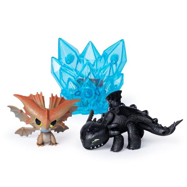 Cate doua personaje preferate din filmul Cum sa-ti antrenezi dragonul 3 Apasati butonul de pe partea laterala a cristalului pentru a activa lumina UV Du-l la dragon pentru a vedea ca desenele sale bioluminescente apar magic Mini dragoni sunt potriviti pentru mana sau buzunar astfel incat sa le puteti lua cu dvs peste tot Colectati doi dragoni diferiti in fiecare set si un cristal din spate care vine in mai multe culori diferite